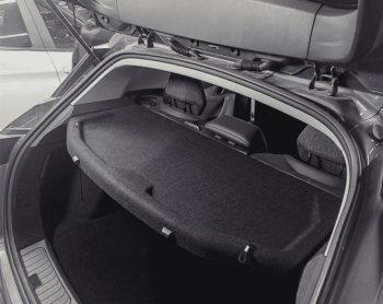 Tấm ngăn cốp Lynk & Co 06